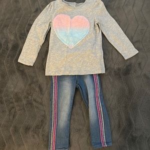 Grey long sleeve shirt with jegging jeans